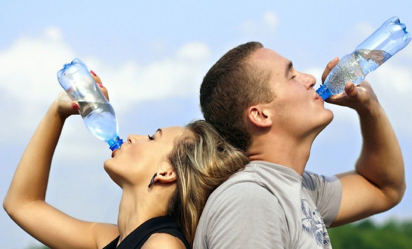 De ce trebuie să bei apă în primele 60 de secunde după ce te trezeşti