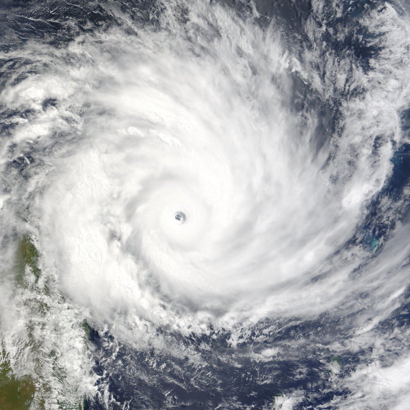 Cea mai puternică furtună din ultimul deceniu a lovit zona Caraibelor. Oamenii sunt îngroziți