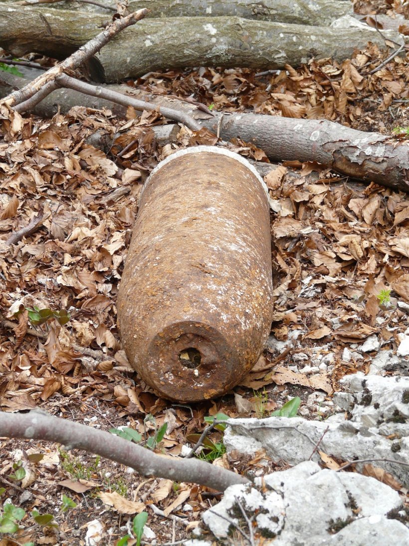 Trei bombe descoperite lângă calea ferată din Copșa Mică