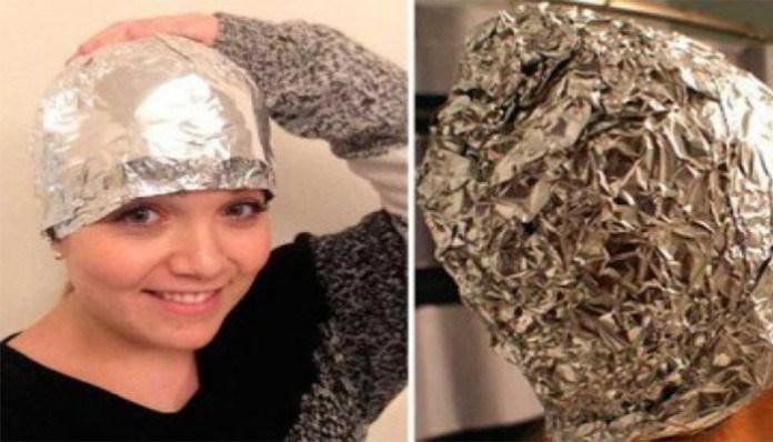 Truc genial! Si-a pus folie de aluminiu pe par dupa ce si-a spalat parul! Trebuie sa vezi ce lucru uimitor i s-a intamplat! 132