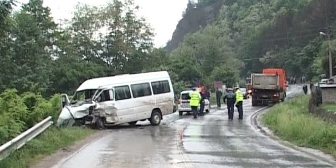 Accident violent între un microbuz cu călători şi un autoturism! A fost activat planul roșu de intervenție 