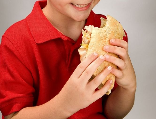 Un copil de doar patru ani mânca liniștit un sandviș când un incident banal i-a provocat sechele pe viața. Ce i s-a întâmplat sub ochii mamei sale e cumplit