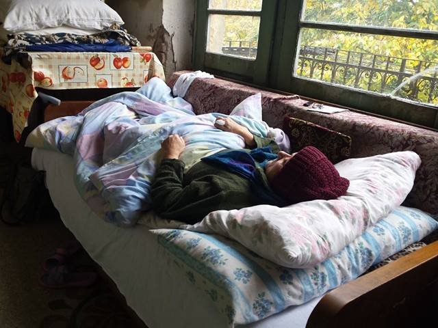 ”Nu mai pot de frig”. Povestea tristă a unei bătrâne care doarme pe holul scării, după ce a rămas fără locuința de la primărie