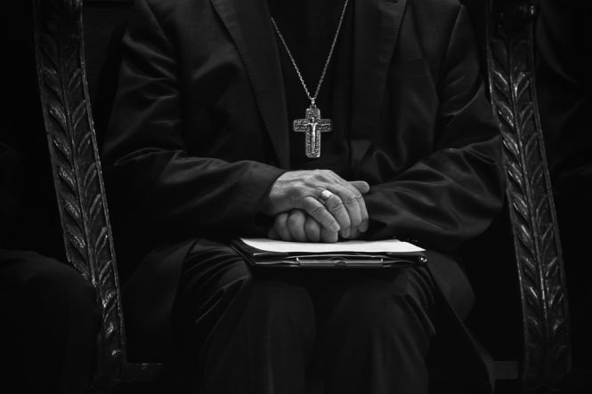 Preotul o înșela pe preoteasă. Decizia inedită a femeii când a aflat că trimisul Domnului e bisexual