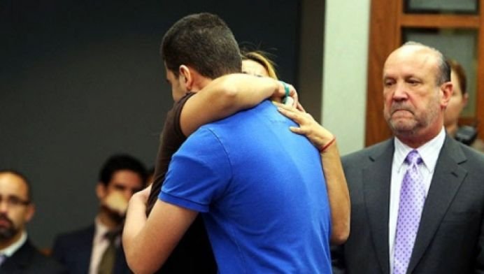 O mamă îl îmbrățișează, la proces, pe ucigașul fiicei sale. Ce a dus la acest gest