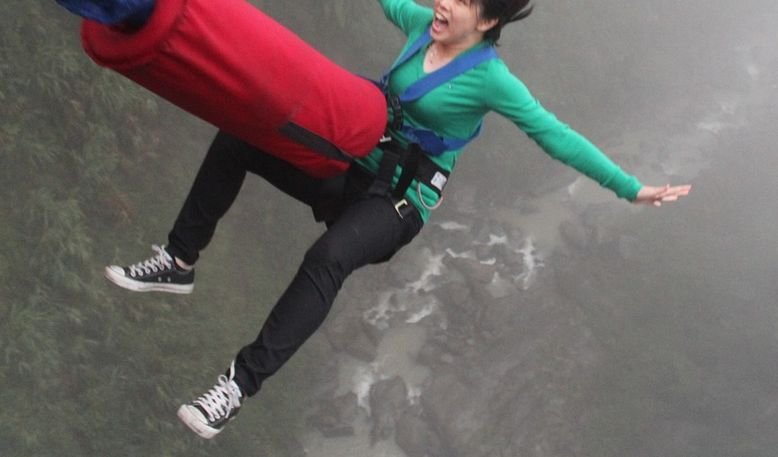 Ce a pățit o femeie în timp ce făcea bungee jumping. Momentul e îngrozitor – VIDEO