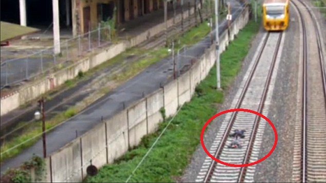 Doi tineri au fost la un pas de moarte, după ce s-au întins în fața unui tren care venea spre ei. Cei doi încercau să reproducă o scenă dintr-un film