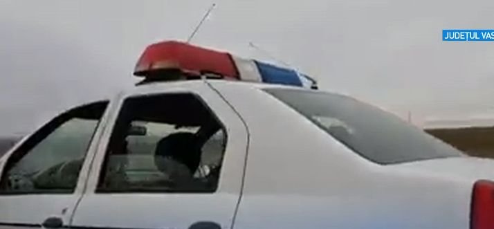 Imagini șocante! Bărbat bătut în mașina Poliției, la Bârlad. Ce au făcut agenții când un șofer le-a cerut socoteală