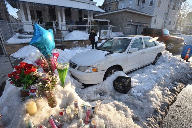 Mama și copilul său de un an au murit în mașină, în timp ce tatăl curăța zăpada. Ce s-a întâmplat