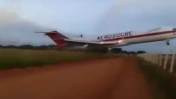 Avion prăbușit după ce a ratat decolarea, în Columbia. Imagini terifiante cu momentul impactului 
