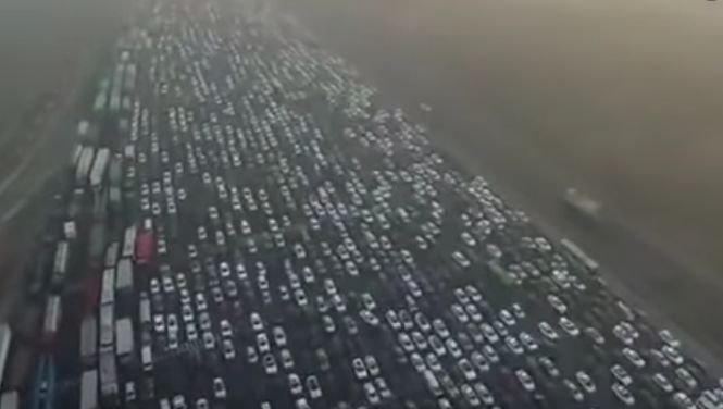 Imagini uluitoare surprinse pe o autostradă din China. Mii de mașini blocate în trafic - VIDEO