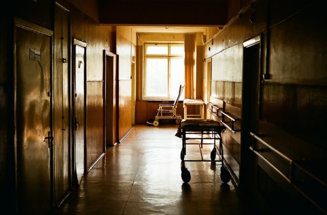 Imagini îngrozitoare din Spitalul Judeţean Reşiţa. Ce au găsit pacienții în sala de așteptare