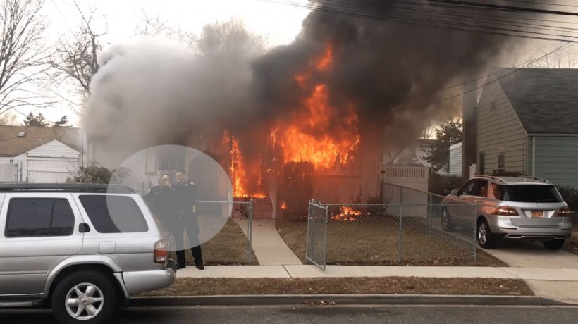 Au fost chemați la un incendiu, însă ei și-au făcut selfie cu locuința cuprinsă de flăcări. VIDEO ireal