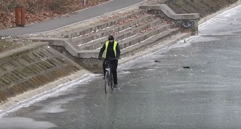 Imagini de infarct! Un timișorean a ieșit la plimbare cu bicicleta pe Bega înghețată