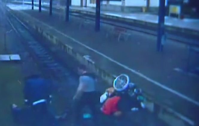 Scene îngrozitoare într-o stație de metrou. O femeie în scaun cu rotile, împinsă intenționat pe șinele de tren - VIDEO
