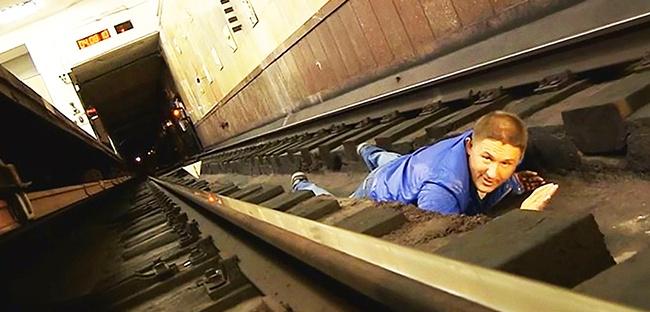 Ai căzut între șinele de la metrou? Uite ce trebuie să faci! 16