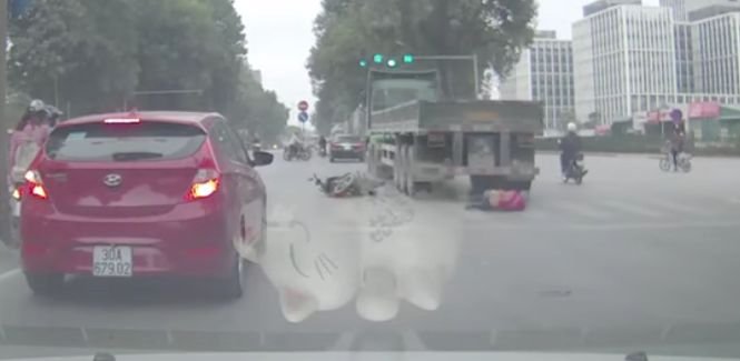 Supraviețuire miraculoasă! A scăpat fără nicio zgârietură după ce un camion a trecut peste ea! VIDEO