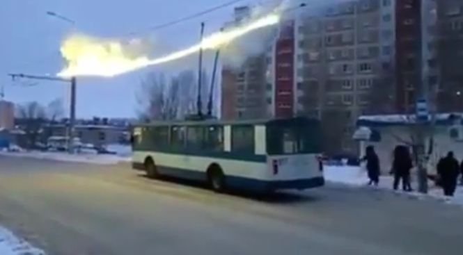 Incident șocant. Firele electrice ale troleibuzelor au luat foc. Reacția călătorilor e uluitoare - VIDEO