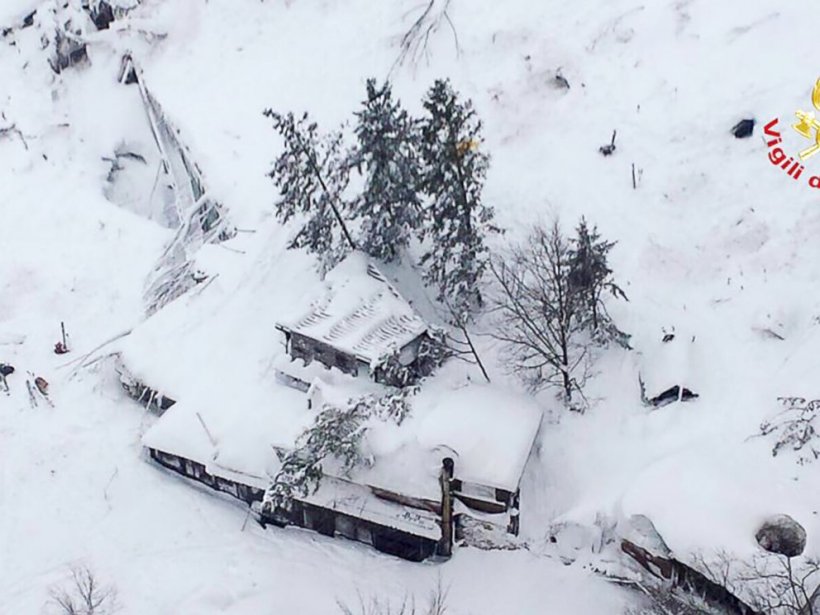 O româncă și copiii ei, îngropați de vii sub zăpadă. Rudele femeii aşteaptă cu sufletul la gură o veste din Italia