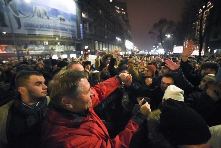 Ce strigau oamenii în timp ce Klaus Iohannis era în mijlocul lor, în Piața Universității