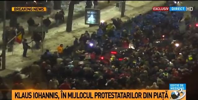 Iohannis în mașină la proteste, oamenii merg pe jos