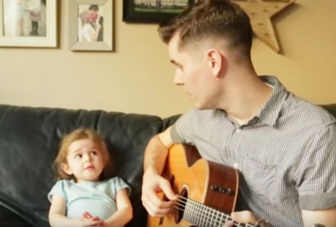 Tatăl începe să cânte la chitară, dar ce face micuța e ireal. „Mi s-a făcut pielea de găină imediat” - VIDEO viral