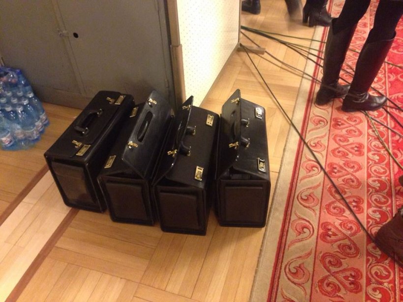 Eduard Hellvig a adus la audierea din Comisia SRI patru valize cu documente clasificate 