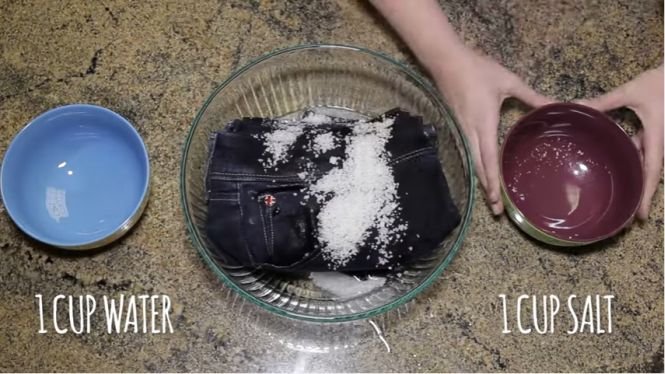 De ce trebuie să folosești sare când speli blugii? Trucul care te ajută
