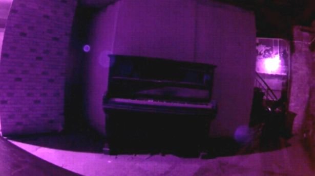 Imagini înfricoșătoare cu un pian care cântă de unul singur, într-o casă părăsită. Localnicii sunt siguri că e bântuită!