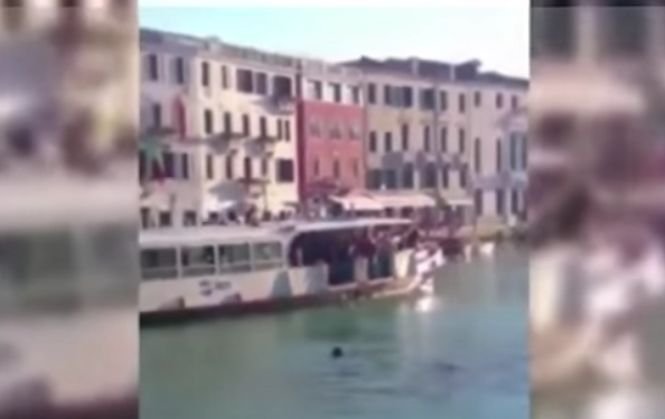 Un refugiat african s-a înecat în Veneţia. Turiştii îl filmau şi făceau remarci rasiste. Nimeni nu a sărit să-l ajute - VIDEO