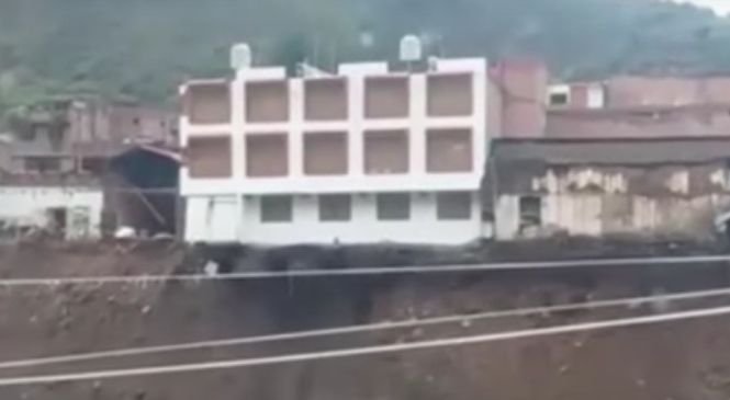 Un hotel s-a prăbușit în apele unui râu. Ce s-a întâmplat cu cei cazați în clădire - VIDEO