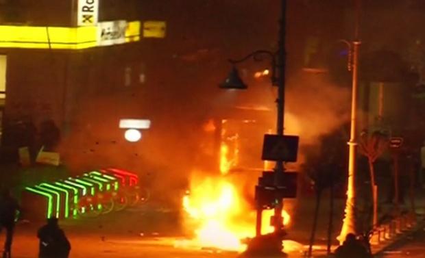 Proteste Piața Victoriei. Un jandarm și un manifestant, răniți &icirc;n violențele din fața Guvernului 72