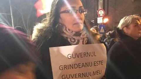 Protest la Palatul Cotroceni. Peste 2.500 de manifestanți au scandat &quot;Jos Iohannis!&quot;, ''Şi noi suntem români!&quot;