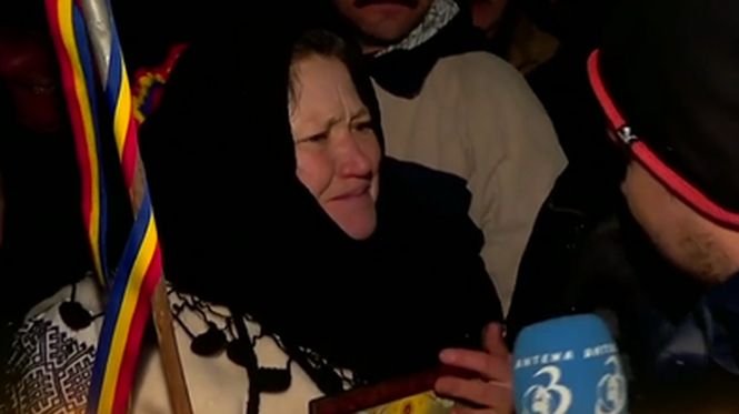 Mesaj emoționant de la protestul din faţa Palatului Cotroceni. Femeia în costum naţional şi cu năframă, care vrea să pacifice România - VIDEO