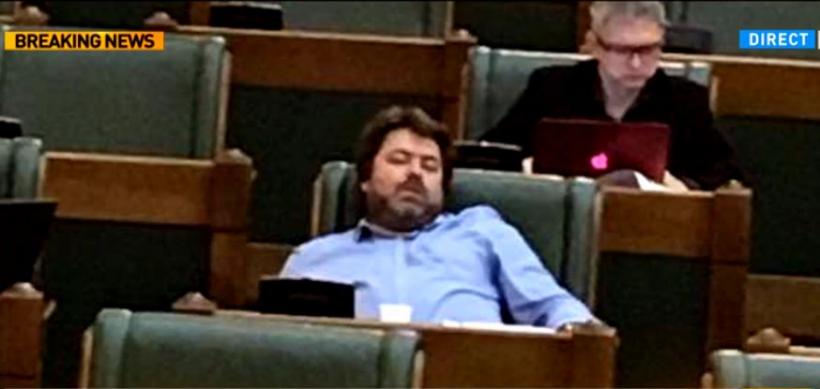 Senatorul USR Mihai Goţiu, prins din nou dormind în Parlament. ”Nu dorm, clipesc” 482