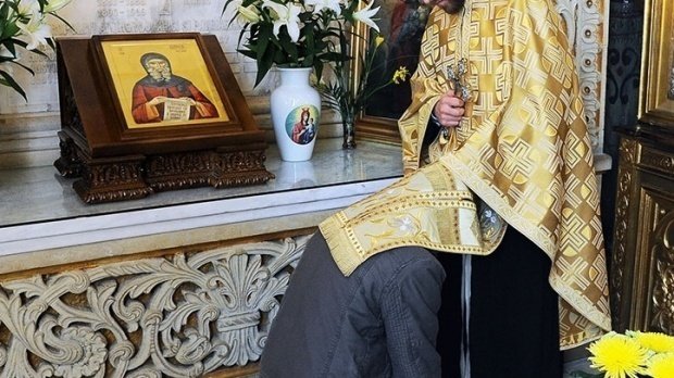 Un preot din Piatra Neamț, gest neașteptat pentru câțiva elevi, chiar în biserică