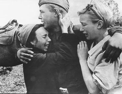 Scrisoarea emoţionantă a fetei care s-a iubit cu un prizonier sovietic, fugit pe front: „Să am fericirea numai trei zile să mai trăiesc cu tine şi la urmă să mor” 