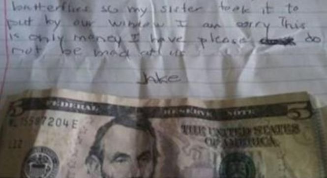 Un băiețel a lăsat 5 dolari la ușa unei doamne. Când a aflat motivul, femeia a izbucnit în lacrimi - FOTO