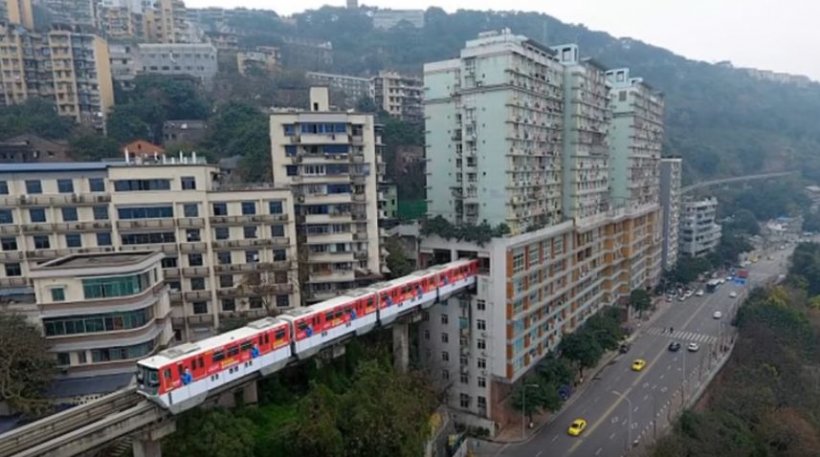 Un tren traversează un bloc cu 19 etaje. Construcția care a uimit întreaga lume - VIDEO