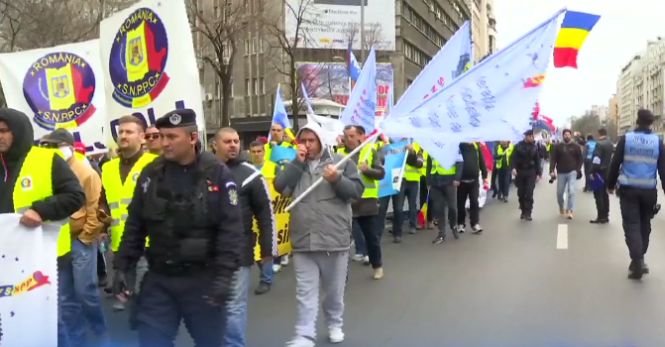 Poliţiştii care au protestat în faţa MAI au plecat în marş spre Guvern. Oamenii legii cer majorarea salariilor - VIDEO 534