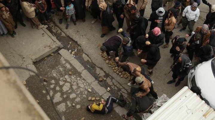 Crimă „în numele lui Allah”. Jihadiștii ISIS au executat public, un pietre, un bărbat
