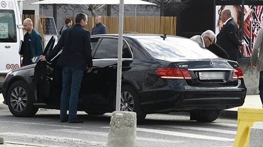 Fostul președinte al Republicii Moldova, „pierdut” de garda de corp prin București. Scene incredibile filmate de paparazzi la un mall din Capitală