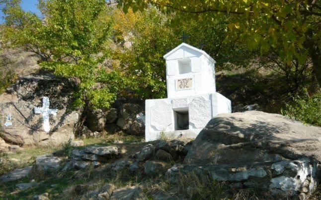 Legenda „vrăjitoarei“ îngropate în Munţii Măcin. Pe locul unde a fost ucisă a apărut un izvor cu apă vindecătoare
