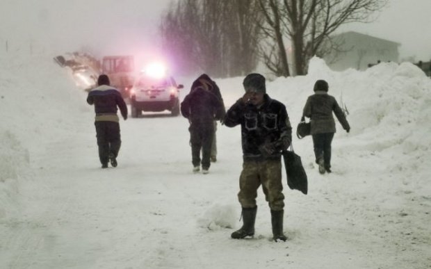 Patru bolnavi de dializă au rămas înzăpeziți în Buzău. Autoritățile intervin de mai bine de zece ore 