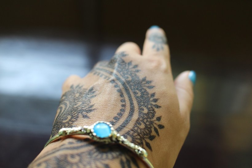 A vrut să-și facă un tatuaj temporar cu henna, dar va rămâne cu cicatrici toată viața. Ce s-a întâmplat cu mâinile tinerei la doar câteva ore  