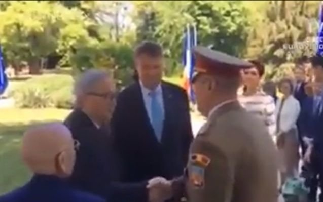 Klaus Iohannis, gafă uriașă la recepția de la Cotroceni: „Permiteţi-mi să vi-l prezint pe şeful armatei mele”