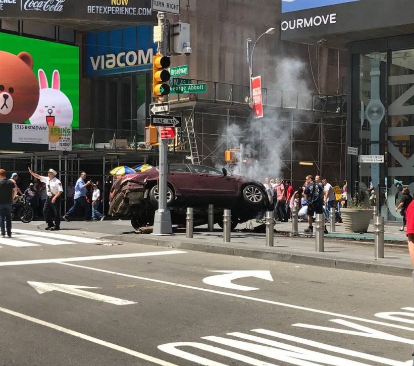 O mașină a intrat cu viteză în pietoni, la New York. Bilanț: Un mort și 20 de răniți. Șoferul a fost reținut - VIDEO 418