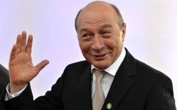 Traian Băsescu şi-a sunat soţia în timpul unei emisiuni pentru că nu mai știa când s-a căsătorit fiica sa Ioana  