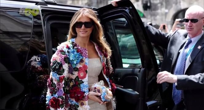 Cât costă sacoul 3D cu care Melania Trump a făcut senzaţie la Sicilia
