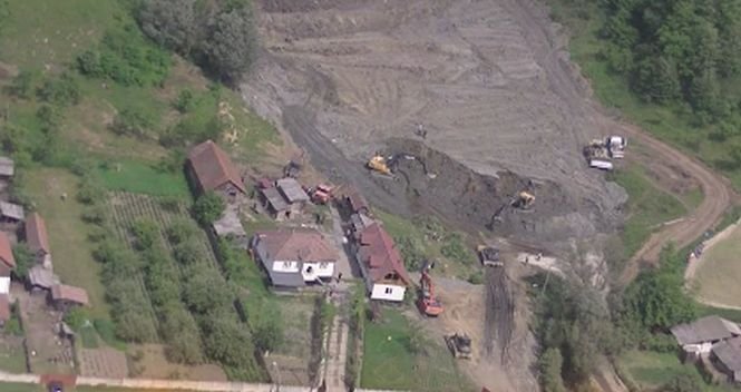Situație dramatică în Vâlcea! Oameni evacuați din cauza unei alunecări de teren